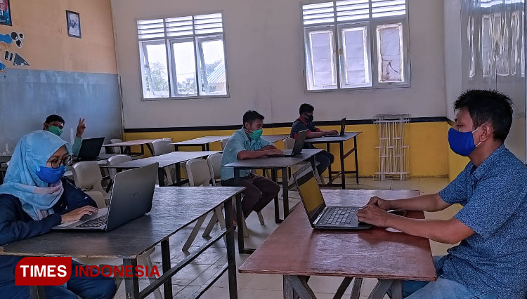 Nampak suasana ujian semester di SMK Nusantara Mandiri Bontang bagi siswa yang tidak memiliki HP dan kesulitan jaringan di rumah (Foto: Kusnadi/TIMES Indonesia)