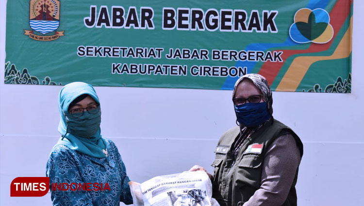 Penyerahan bantuan oleh Ketua Jabar Bergerak Kabupaten Cirebon, Nining Rosmini. (FOTO: Devteo MP/TIMES Indonesia)