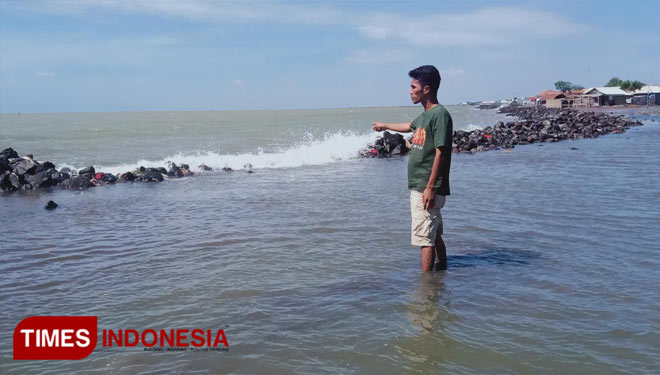 Keadaan breakwater yang rusak parah akibat diterjang gelombang tinggi laut jawa. (Foto :Siti Raudiatul Nadiyah/ TIMES Indonesia)
