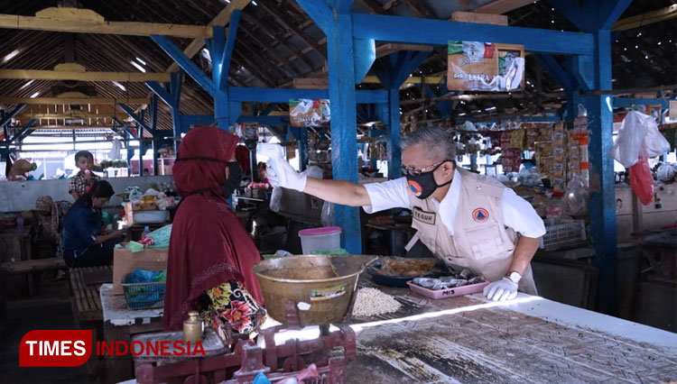 Pedagang Pasar saat diperiksa suhu tubuh. (Foto: Diskominfo Lumajang for TIMES Indonesia) 