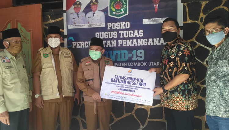 Penyerahan bantuan perlengkapan medis untuk Pemerintah Kabupaten Lombok Utara. (foto: Humas Pemkab Lombok Utara)