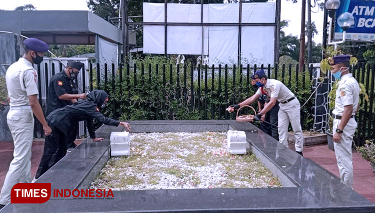 Menwa Unisma melakukan tabur bunga di Makam Pahlawan Trip. (FOTO: AJP TIMES Indonesia)