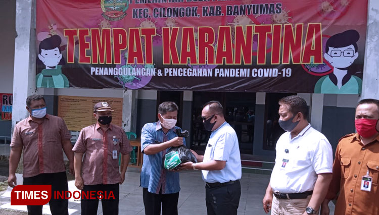 Komisaris PT PJ Agrinus Darsono kepada Camat Cilongok yang diwakili oleh Sekcam Sukri untuk diteruskan ke Kepala Desa Panembangan.(FOTO: Rama For TIMES Indonesia)