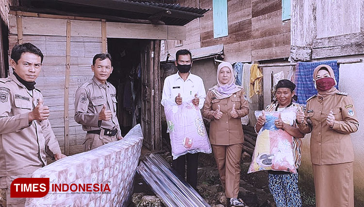 Camat Dempo Selatan, Suterimawati salurkan bantuan berupa sandang dari Walikota Pagaralam, Alpian Maskoni kepada Mbah Narti (FOTO: Asnadi/ TIMES Indonesia)