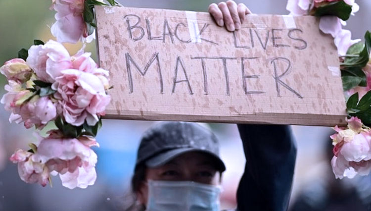 Kematian Floyd telah memicu protes besar-besaran terhadap rasisme dan pembunuhan polisi terhadap warga kulit hitam Amerika dan Jaksa Agung Minnesota, Keith Ellison. (FOTO: REUTERS/AFP via BBC)