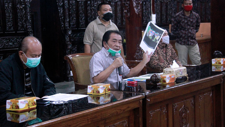 Bupati saat lakukan teleconference dengan ombudsman terkait pengaduan BLT. (FOTO: Kominfo/TIMES Indonesia)