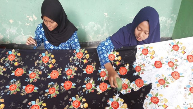 Siswa SMKN 5 Kota Madiun mampu memproduksi batik dan merchandise sebagai hasil pembelajaran teaching factory. (Foto: SMKN 5 Kota Madiun for TIMESIndonesia)     