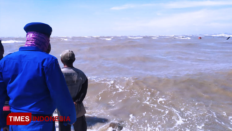Petugas memperhatikan kondisi laut Jawa yang mengalami kenaikan ketinggaian permukaan air sebelum melakukan pencarian dua nelayan di Indramayu juga tenggelam akibat diterjang gelombang tinggi. (Foto: Satpolair Indramayu for TIMES Indonesia)
