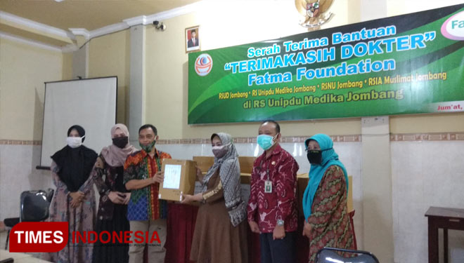 Fatma Foundation menyerahkan bantuan Alat Pelindung Diri (APD) ke pada empat Rumah Sakit (RS) yang diadakan di RS Unipdu Medika. (FOTO: Moh Ramli/ TIMES Indonesia)