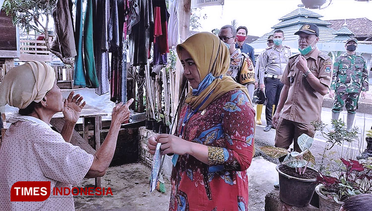 Ketua DPRD Kota Pagaralam, Jenni Sandiyah menempel stiker disaksikan Kapolres Pagaralam dan lurah setempat.  (FOTO: Asnadi/ TIMES Indonesia)