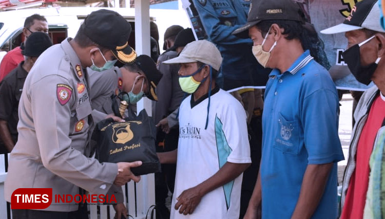 Kapolres Demak AKBP Fidelis Purna Timuranto sedang memberikan sembako kepada warga (Sumber : Humas Polres Demak)