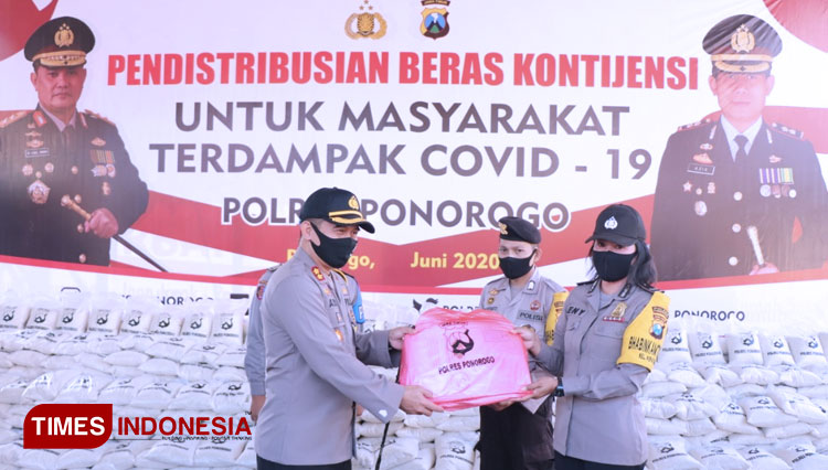 Kapolres Ponorogo AKBP Mochamad Nur Azis serahkan bantuan secara simbolis. (foto:Marhaban/Times Indonesia)