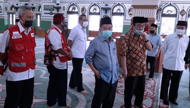 Ketua Dewan Masjid Indonesia (DMI), Jusuf Kalla melaksanakan salat jumat di Masjid Masjid Al-Azhar, Jakarta. (FOTO: Tribunnews).