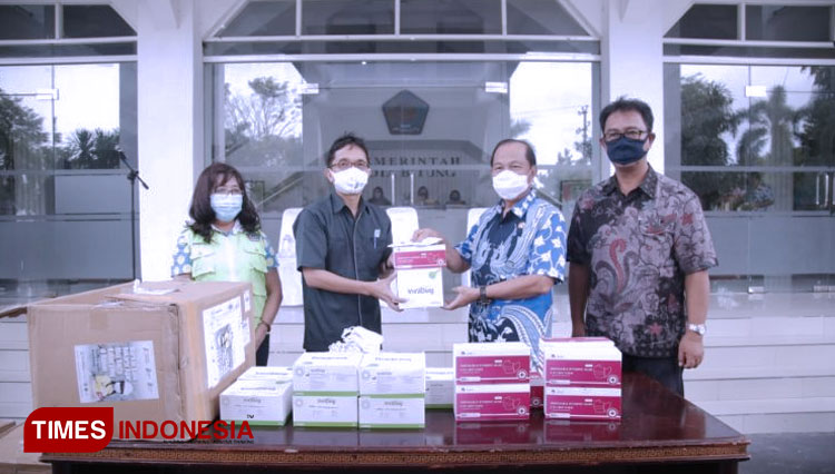 Presdir PT MSM David Sompie menyerahkan bantuan alat medis kepada Wali Kota Bitung Max J Lomban di Kantor Wa)li Kota Bitung, Kamis (04/06/2020). (FOTO: Herry Dumais/TIMES Indonesia.