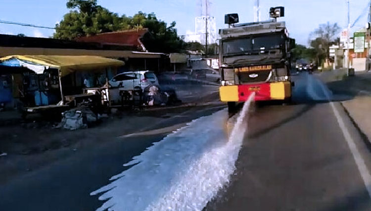 Mobil Armoured Water Canon (AWC) Polres Bangkalan menyemprotkan 18 ribu ton cairan disinfektan untuk menekan semakin meluasnya penyebaran Covid-19. (FOTO: Humas Polres Bangkalan)