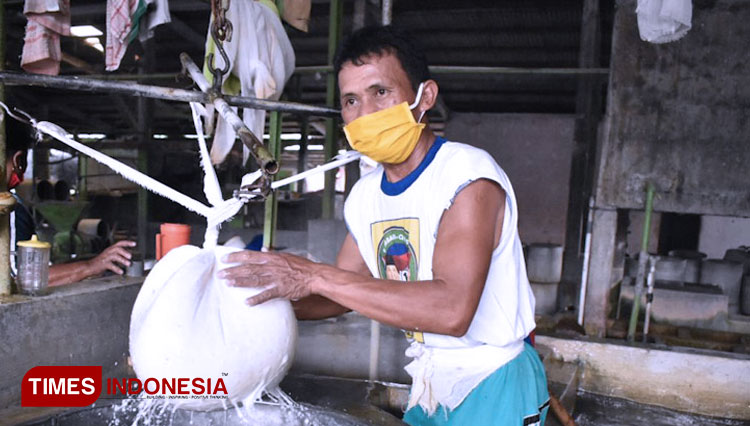 Perkerja di pabrik tahu di Desa Domas Menganti. (Foto: Akmal/TIMES Indonesia).