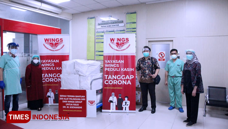 Perwakilan Wings Group menyerahkan bantuan APD kepada petugas medis di RS Soewandhi Surabaya, Jumat (5/6/2020).(Foto: Dok.Wings Group)