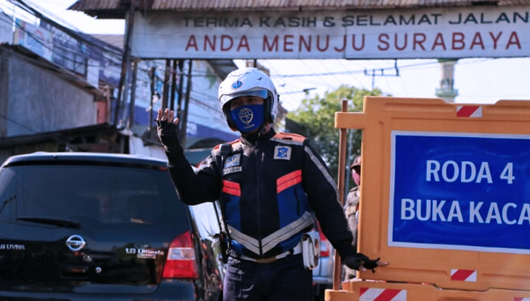 Petugas Dishub mengarahkan kendaraan yang melintas di Jalan Rungkut Menanggal, Surabaya. (Foto: Pemkot Surabaya for Times Indonesia) 