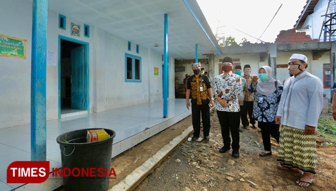 Bupati Banyuwangi Abdullah Azwar Anas saat melakukan kunjungan ke pondok pesantren. (Foto: Rizki Alfian/TIMES Indonesia)