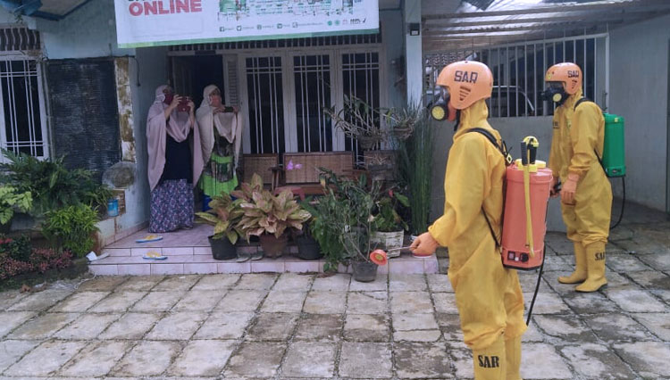 Rumah-Ny-E-disemprot-disinfektan-oleh-petugas-BPBD-Banjarnegara-a.jpg