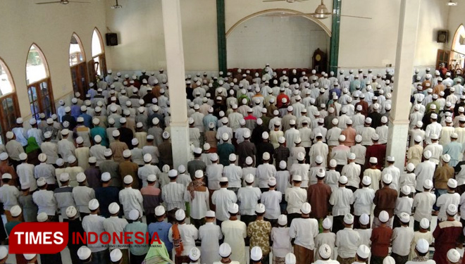 Santri Pondok Pesantren Riyadlus Solihin, Kota Probolinggo shalat di masjid (foto: Dokumen TIMES Indonesia)