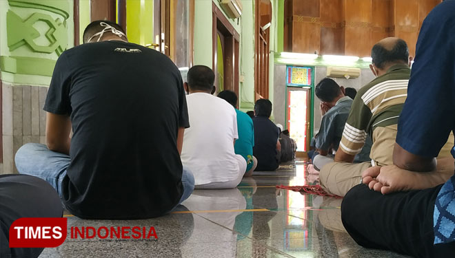 Kondisi Pelaksanaan Shalat Jum'at di Masjid Agung Raya Sumber Kabupaten Cirebon Yang Menerapkan Jaga Jarak(Foto : Devteo MP / TIMES Indonesia)
