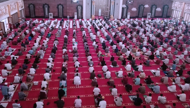 Suasana pelaksanaan ibadah Shalat Jumat di Masjid Hubbul Wathan Islamic Center Nusa Tenggara Barat (NTB) pada Jumat (5/6/2020). (Foto: Humas Pemprov NTB for TIMES Indonesia)