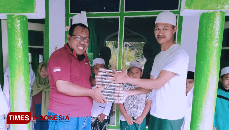 Tim Laznas LMI saat menyerahkan bantuan wakaf Al Qur'an di Dusun Jimbaran, Pasuruan, Jumat (5/6/2020).(Foto : Laznas LMI) 