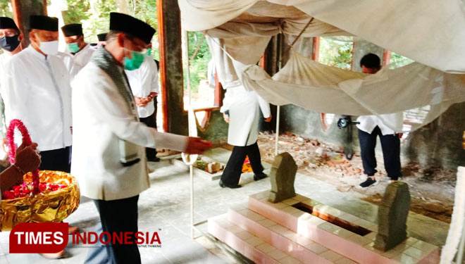 Bupati dan Wakil Bupati Majalengka, Karna Sobahi-Tarsono D Mardiana menggelar ziarah makam ke Pangeran Muhamad dan Mbah Badori, dalam rangka peringatan Hari Jadi Majalengka ke-530. Foto: Jaja Sumarja/TIMES Indonesia.