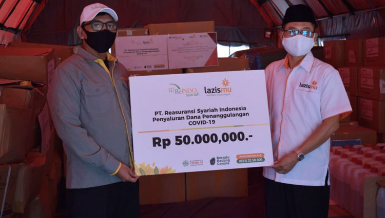 ReINDO Syariah ketika menyerahkan bantuan APD kepada Lazismu. (FOTO: Lazismu for TIMES Indonesia)