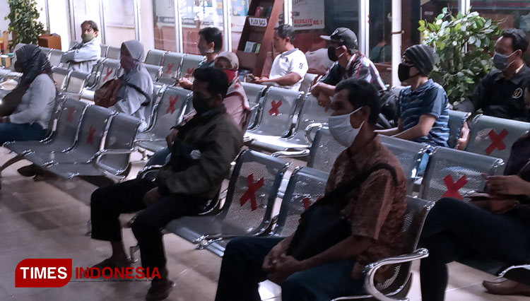 Ruang tunggu layanan pembuatan SIM Polres Bantul yang mematuhi protokol kesehatan Covid-19 (Foto: Totok Hidayat/TIMES Indonesia)