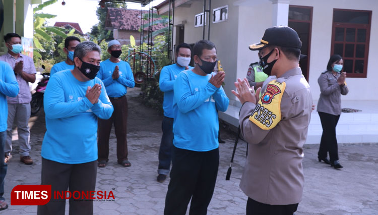 Kapolres Ponorogo AKBP Mochamad Nur Azis kunjungi Kampung Tangguh Semeru desa Siman. (FOTO: Marhaban/TIMES Indonesia)