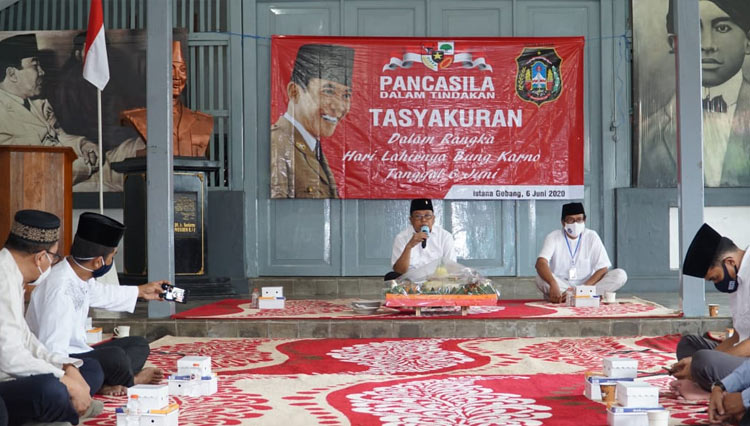 Wali Kota Blitar Santoso memimpin kegiatan tasyakuran memperingati hari lahir presiden pertama RI Ir Soekarno atau Bung Karno di Istana Gebang, Sabtu (6/6/2020). (Foto: Humas Pemkot Blitar) 