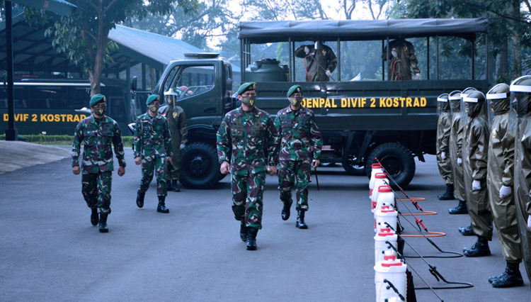 Panglima Divisi Infanteri 2 Kostrad Mayjen TNI Tri Yuniarto, S.A.P, M.Si, M.Tr (Han) saat mengecek Unit Khusus Penyemprotan disinfektan. (Foto: Penerangan Divif 2 Kostrad)