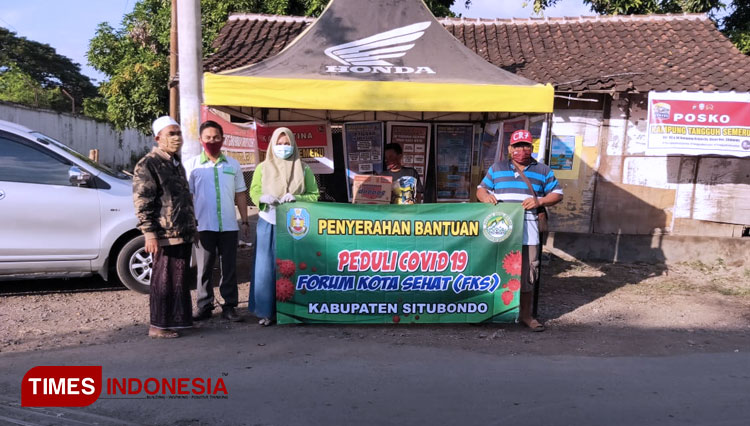 Penyerahan Bantuan Sembako  Pengurus FKS Situbondo terhadap Masyarakat di Desa Olean Kecamatan Situbondo kabupaten Situbondo (Foto: Fawaid Aziz/TIMES Indonesia)