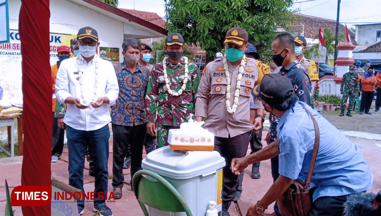 Forpimda Ngawi meresmikan Kampung Tangguh Semeru Tanggap Covid-19 di Desa Dawu, Paron, Ngawi. (Foto: Ardian Febri TH/TIMES Indonesia) 