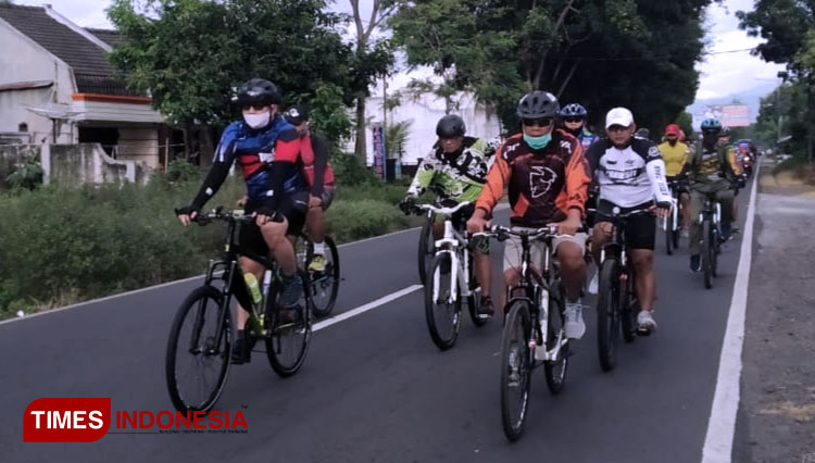 Ketua DPRD Bondowoso H Ahmad Dhafir, Kapolres AKBP Erick dan Dandim Letkol Inf Jadi saat bersepeda menuju kecamatan Cermee untuk membentuk Kampung Tangguh Covid-19 di dua desa (FOTO: Moh Bahri/TIMES Indonesia).