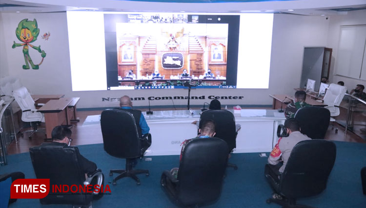 Gubernur Jatim Khofifah Indar Parawansa saat video conference bersama pimpinan daerah se-Malang Raya. (FOTO: Humas Pemkot Malang/TIMES Indonesia)