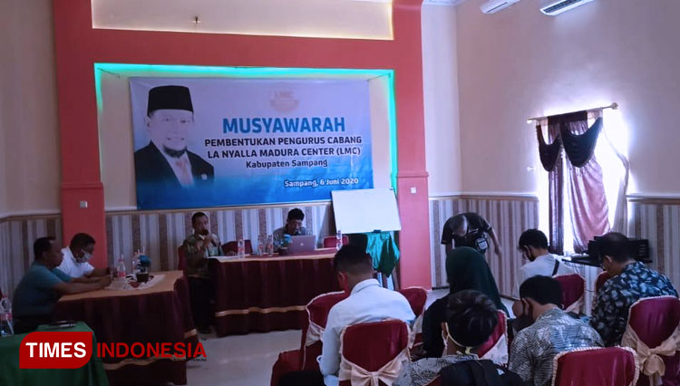 Proses musyawarah pembentukan pengurus cabang La Nyalla Madura Center berlangsung khidmat dan guyub. (Foto: Syamsul Arifin/ TIMES Indonesia)