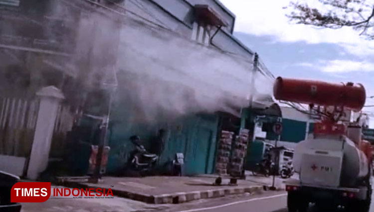 Mobil Gunner blower saat melakukan penyemprotan Desinfektan (FOTO: Dokumen TIMES Indonesia)
