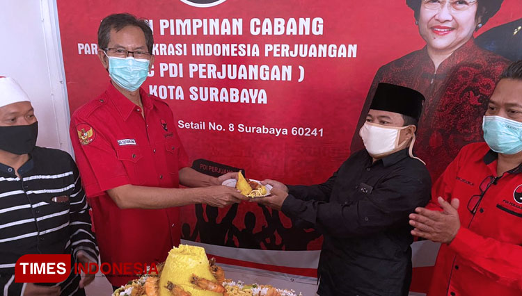 Ketua DPC PDIP Surabaya Adi Sutarwijono memotong tumpeng syukuran peringatan Hari Lahir Bung Karno, Sabtu (6/6/2020). (Foto: Dok. PDIP Surabaya)