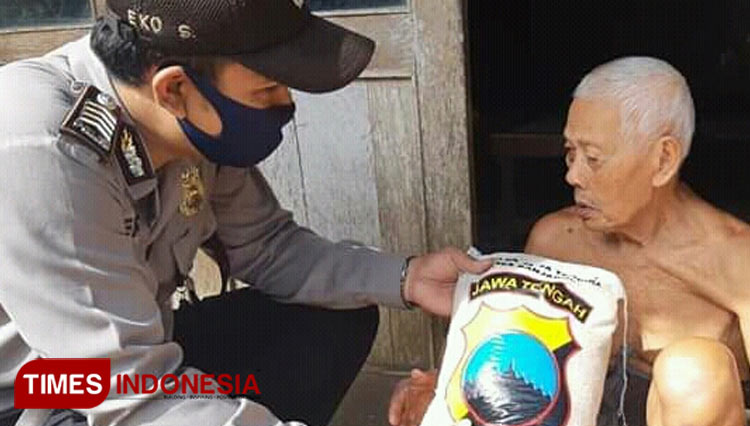 Petugas Polsek Mandiraja berikan bantuan sembako. (FOTO: FB Polsek Mandiraja/TIMES Indonesia)