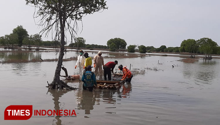 Petugas Satpolair, tim SAR dan warga mengevakuasi korban tenggelamnya kapal motor di Muara Karangsong Indramayu. (Foto: Sarpolair Indramayu for TIMES Indonesia)