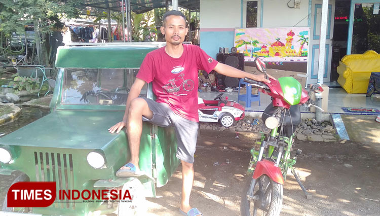 Sasmito berpose di tengah kendaraan listrik rakitannya di rumahnya, Desa Wonoasri, Tempurejo, Jember. (Foto: Dody Bayu Prasetyo/TIMES Indonesia)