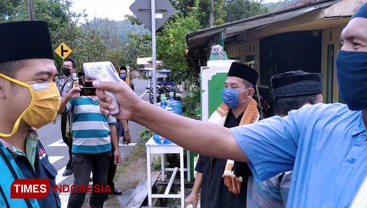 Protokol Kesehatan Dilaksanakan dengan ketat di masa transisi era New Normal Covid19 terhadap para Jamaah Masjid Baitussyakur yang melakukan Sholat Jumat pertama sejak delapan pekan terakhir. (FOTO : Sutrisno/TIMES Indonesia) 