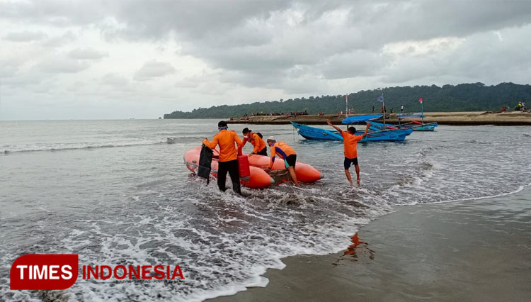 Tim rescue KPP Cilacap, dari pantai Teluk Penyu, siap menuju ke pantai pasir putih Nusakambangan, lokasi tenggelamnya pemuda warga Sarwadadi Kawunganten Cilacap. (Foto: Dok. KPP Cilacap for TIMES Indonesia)