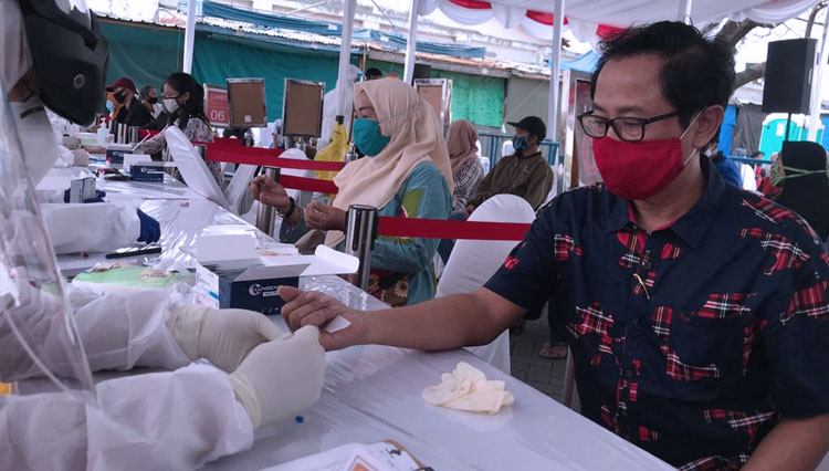 Baktiono, Ketua Komisi C DPRD Surabaya saat mengikuti rapid dan swab test massal pada Sabtu (6/6/2020). (Courtesy of DPRD Surabaya) 