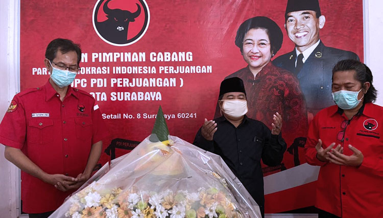 Adi Sutarwijono (kiri) bersama Ustaz Mukhlis Amal (tengah) dan Budi Leksono dalam acara peringatan hari kelahiran Bung Karno pada Sabtu (6/6/2020). (foto: PDIP Surabaya) 