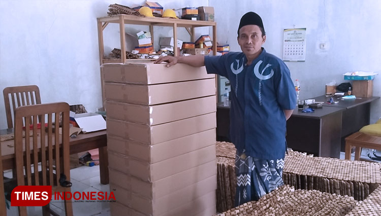 Abdul-Muhasan-dan-hasil-produksi-UD-Cipta-Kreasi-2.jpg