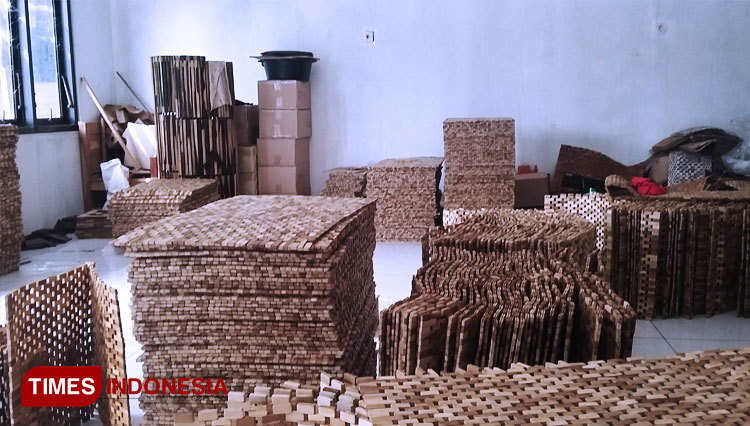Abdul-Muhasan-dan-hasil-produksi-UD-Cipta-Kreasi-3.jpg